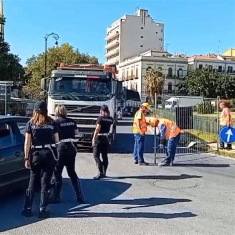 Il Caos Di Via Crispi A Palermo Momenti Di Tensione Tra Gli Gnuri E