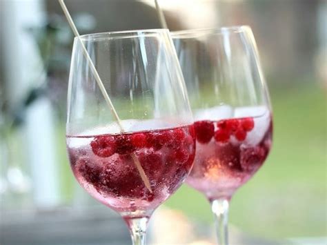 lillet wild berry cocktail selber zubereiten erfrischendes rezept