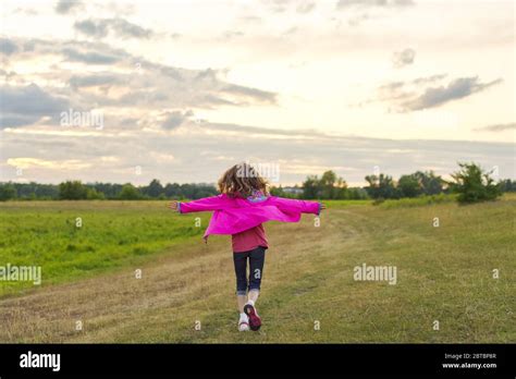 Kind L Uft In Arme Fotos Und Bildmaterial In Hoher Aufl Sung Alamy