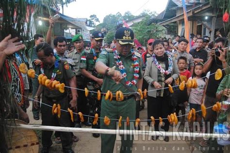 Masyarakat Kecamatan Ambalau Sambut Kedatangan Bupati Sintang Milton