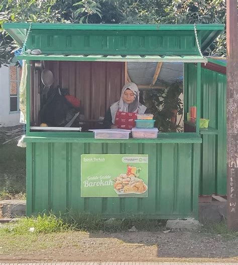 Bantu Ekonomi Keluarga Ibu Harsinah Gigih Jualan Dengan Lapak IZI PDSB