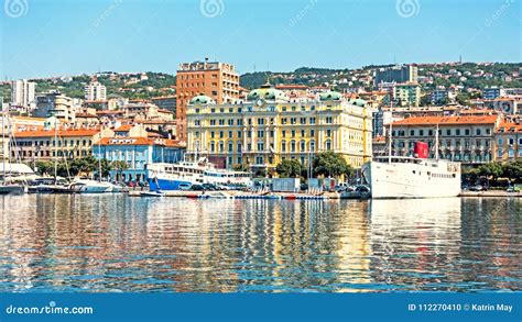 Paisaje Urbano De Rijeka Croacia Visto Del Mar Adriático Imagen