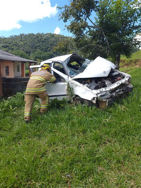 Carro Capota V Rias Vezes Na Rodovia Br E Uma Das Vit Mas Foge Do