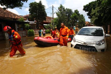 FOTO Banjir Hingga Satu Meter Rendam Kawasan Bukit Duri