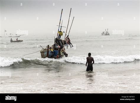 Ghana Accra December 28 2016 Fishermen Return With Shore Ships