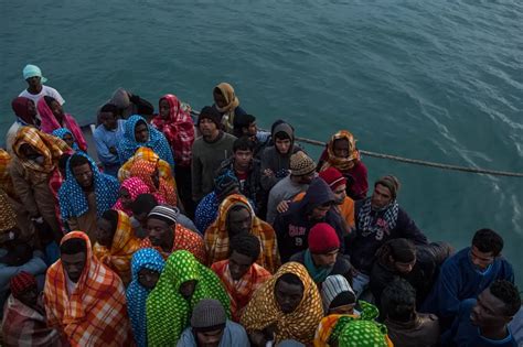 Expresso Número de imigrantes que cruzaram o Mediterrâneo caiu para