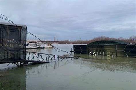 Potonuo Splav U Beogradu Mladi U Panici Skakali U Vodu Video