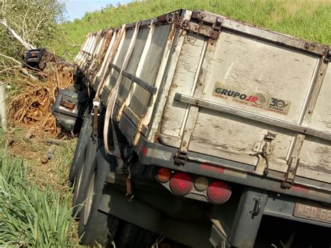 Carreta Atinge Rvore E Tomba S Margens Da Rj Bom Jesus Do