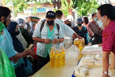 Buru Minyak Goreng Pasar Murah Diserbu Warga BALIPOST