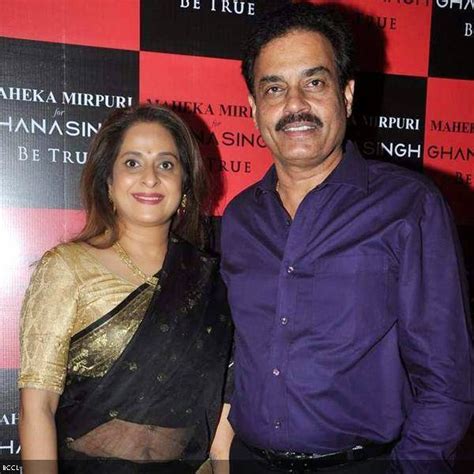 Dilip Vengsarkar Family Pics: Dilip Vengsarkar Wife Pics | Love ur Life ...