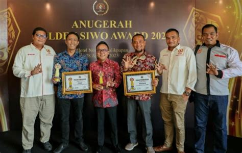 Bupati Kasmarni Bersama Ketua Koni Terima Penghargaan Golden Award