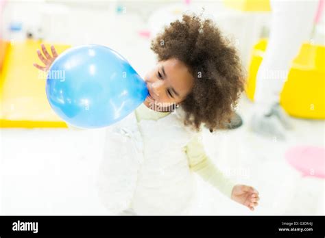 Petite Fille Avec Ballon Banque De Photographies Et Dimages à Haute