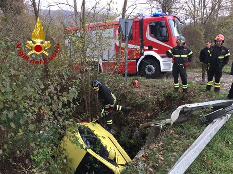 Incidente Stradale Sulla Pievaiola Auto Finisce Dentro Un Fossato Due