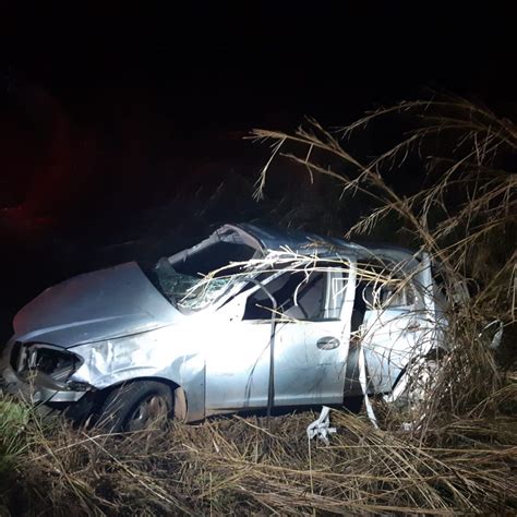 Automóvel colide na traseira de caminhão e capota na BR 010 BNC Notícias