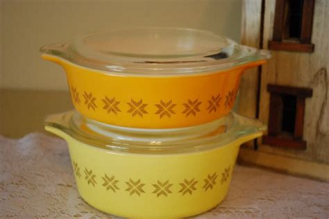 Vintage Pyrex Town And Country Covered Casseroles Set Of Two Pyrex