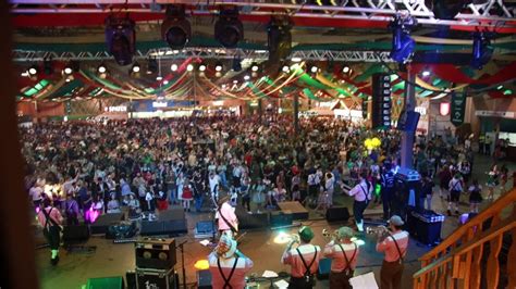 VÍDEOS Oktoberfest Blumenau bate recorde de público no sábado 56