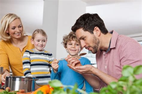 Conoc Los Indudables Beneficios De Cocinar En Familia