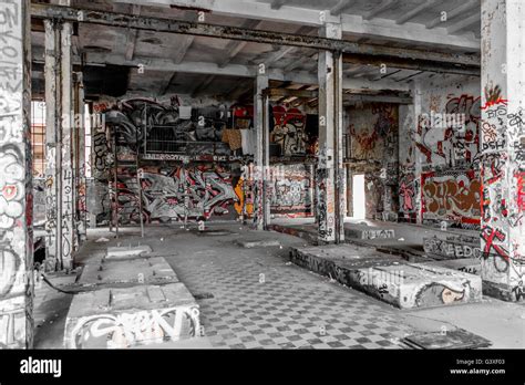 Abandoned warehouse hi-res stock photography and images - Alamy