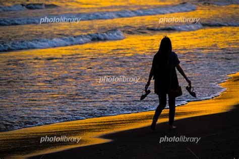 夕暮れの波打ち際と女性のシルエット 写真素材 7062130 フォトライブラリー Photolibrary