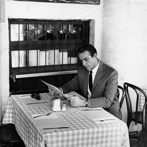 The best time to eat dinner, according to longevity experts | GQ Middle