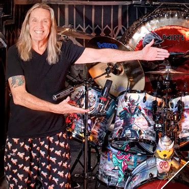 Nicko Mcbrain Mostra Em V Deo A Bateria Da Tour Do Iron Maiden Rock