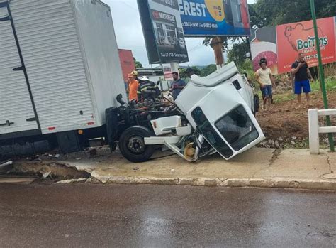 Motorista Salta De Caminh O Em Movimento Ap S Cabine Se Soltar Ao