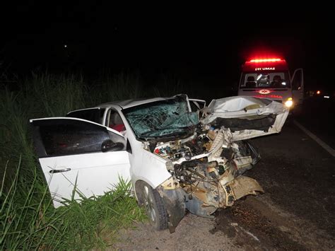 Tr S Pessoas Ficam Feridas Ap S Batida Entre Carro E Carreta Na Br