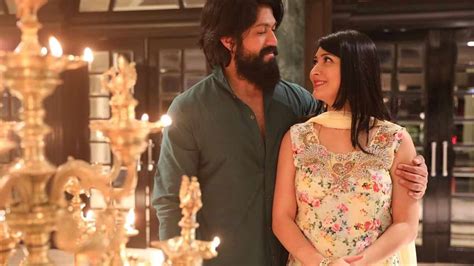 Love Story Of Kgf Actor Yash And Radhika Pandit In Hindiकेजीएफ फेम यश