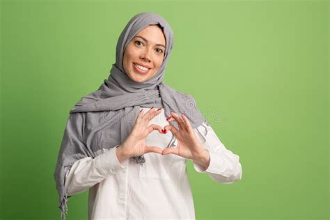 Femme Arabe Heureuse Dans Le Hijab Portrait De Fille De Sourire Posant