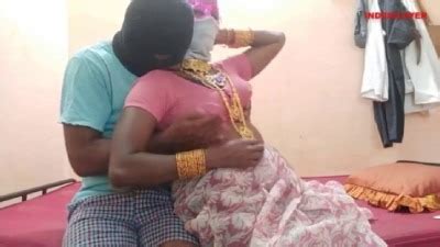 Aunty Mulai Sappi Pool Oombi Ookum Tamil Saree Aunty Sex Video