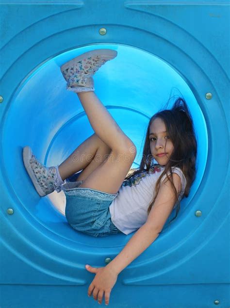 Belle Petite Fille Dans Une Pose De Bikini Photo Stock Image Du Femelle Bonheur 98555058