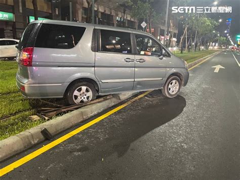 路況不熟！她開車誤闖輕軌軌道 無法脫困急報案求助 社會 三立新聞網 Setncom