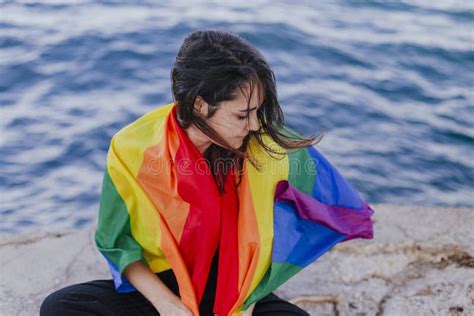 Mujer Hermosa Joven Que Sostiene Una Bandera Gay Del Arco Iris Al Aire Libre Forma De Vida Un