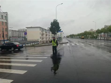 暴雨来袭延吉公安交巡警逆风而行，迎“雨”而上！澎湃号·政务澎湃新闻 The Paper