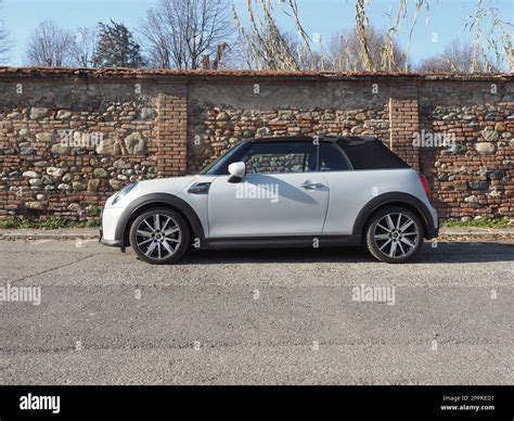 White Mini Cooper Hi Res Stock Photography And Images Alamy