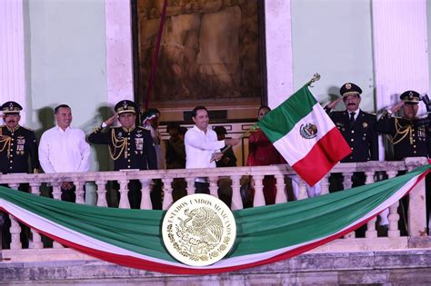 Al unísono miles de voces yucatecas corearon Viva México Baul