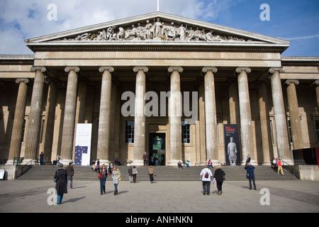 Columnas jónicas frontón fachada del Museo Británico de Londres en