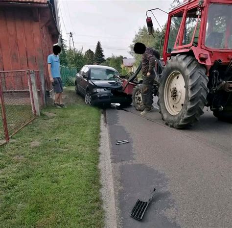 Wypadek samochodu osobowego z ciągnikiem pod Tarnowem