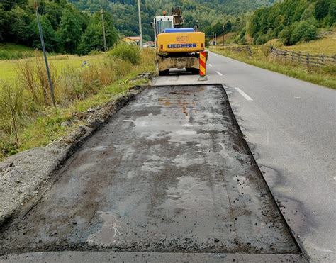 FOTO Au început lucrările de întreținere și reparații pe un drum