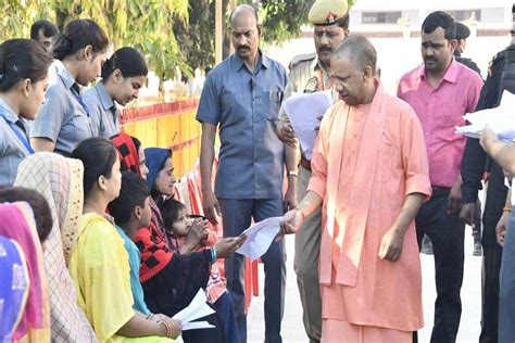 Cm Yogi गोरखपुर में जनता दर्शन में सीएम योगी ने सुनी लोगों की समस्या