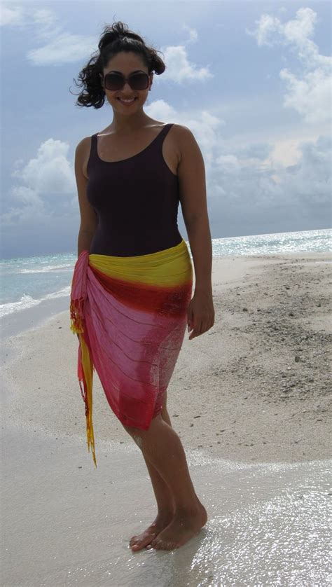 Desi Girls And Aunties Hot And Sexy Pictures Beautiful Desi Aunties In Bikini