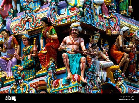 Colorful statues and architecture of Sri Mariamman Temple, Singapore ...