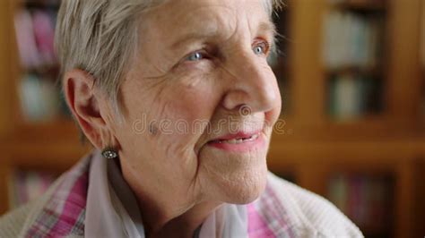 Cara De Jubilación De Anciana Y Paciente Con Demencia Abuela Y Hogar De