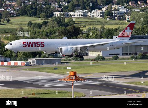 Die Boeing 777-300ER B77W der Fluglinie Swiss LX / SWR mit der ...