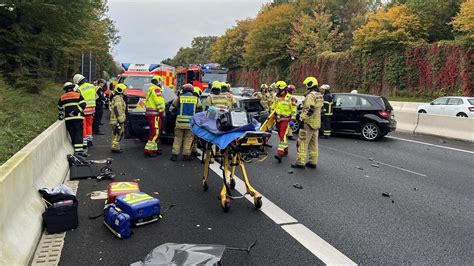 A Massenunfall Mit Vier Autos Kurz Vor Hamburg Drei Verletzte In