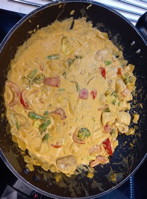 Creamy Chicken Curry Recipe. Image by Stella - Pinch of Nom