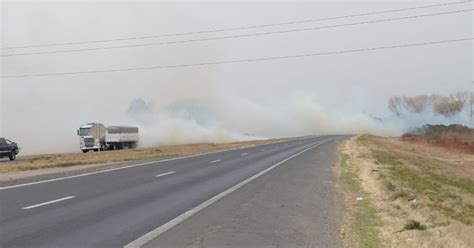 Fuego Y Humo En La Autopista A Santa Fe Corte En Las Dos Manos Y