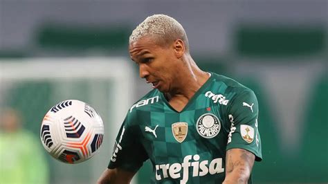 Deyverson elege Vegetti como o 4º melhor centroavante do futebol