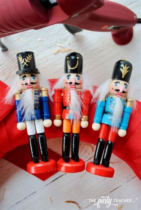 Tutorial How To Make A Nutcracker Wreath The Party Teacher Diy