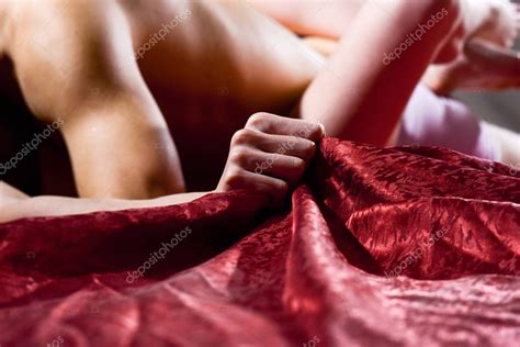 Apretar Ropa De Cama A Mano Amantes Desnudos Sexo Apasionado Mujer